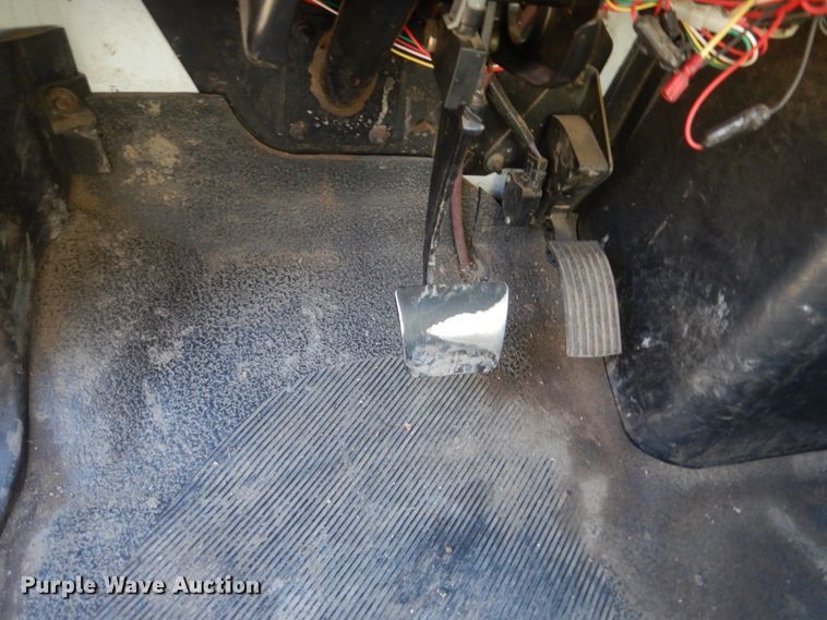 image for item HE9640 2005 International 4200  chipper truck