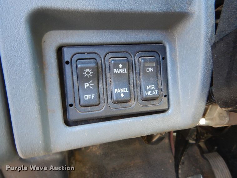 image for item HE9640 2005 International 4200  chipper truck