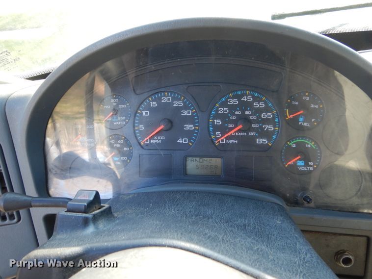 image for item HE9640 2005 International 4200  chipper truck