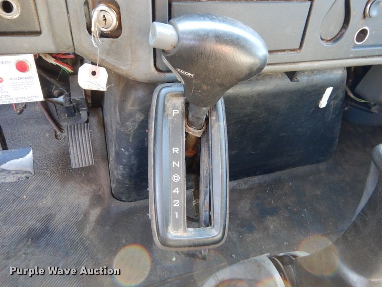 image for item HE9640 2005 International 4200  chipper truck