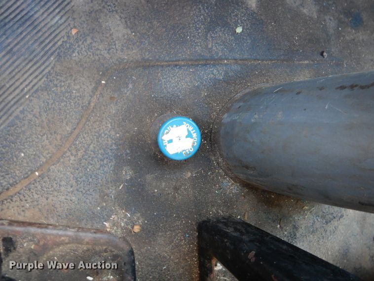 image for item HE9640 2005 International 4200  chipper truck