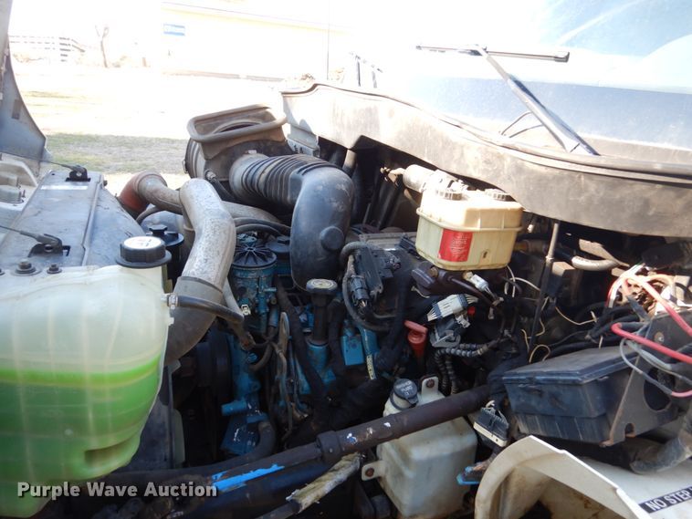 image for item HE9640 2005 International 4200  chipper truck