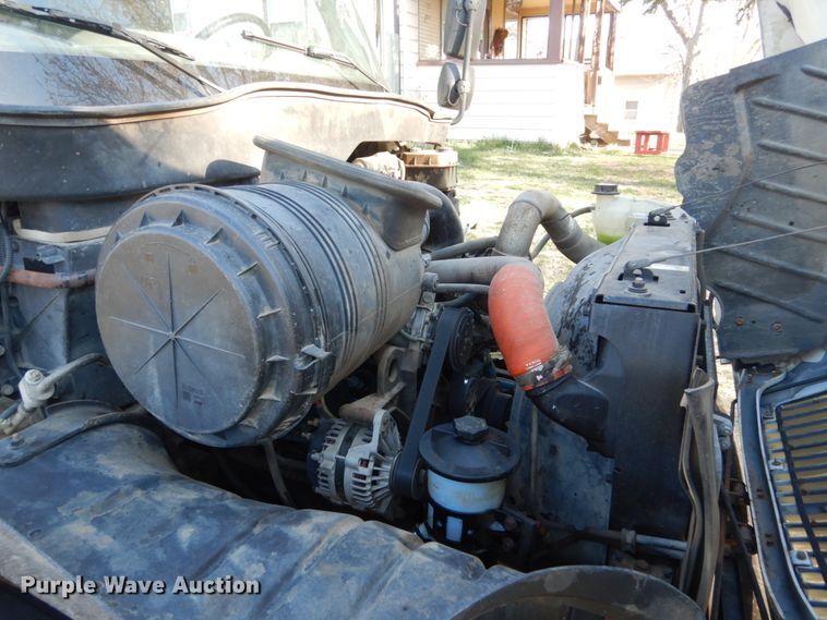 image for item HE9640 2005 International 4200  chipper truck