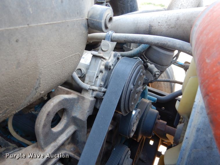 image for item HE9640 2005 International 4200  chipper truck