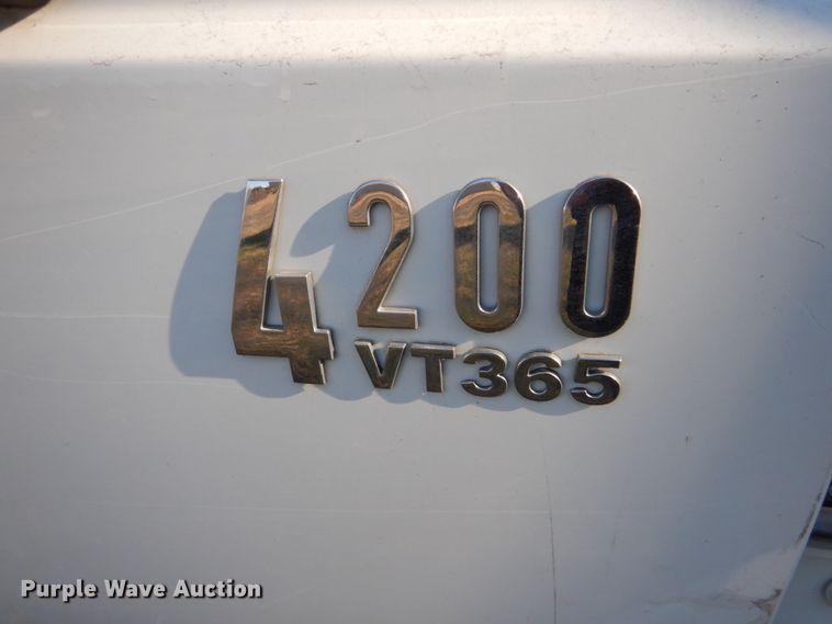 image for item HE9640 2005 International 4200  chipper truck