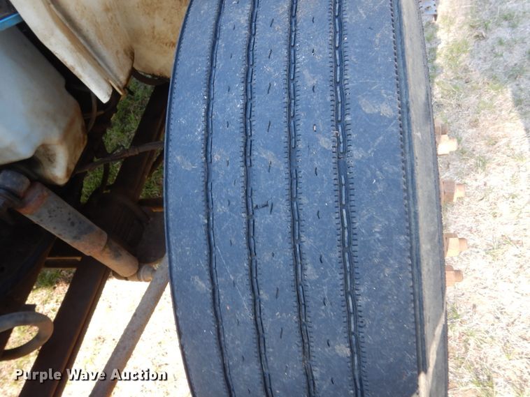 image for item HE9640 2005 International 4200  chipper truck