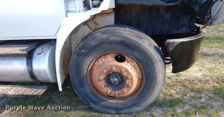 image for item HE9640 2005 International 4200  chipper truck