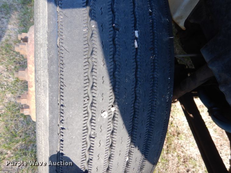 image for item HE9640 2005 International 4200  chipper truck