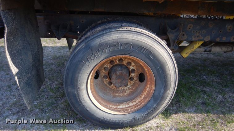 image for item HE9640 2005 International 4200  chipper truck