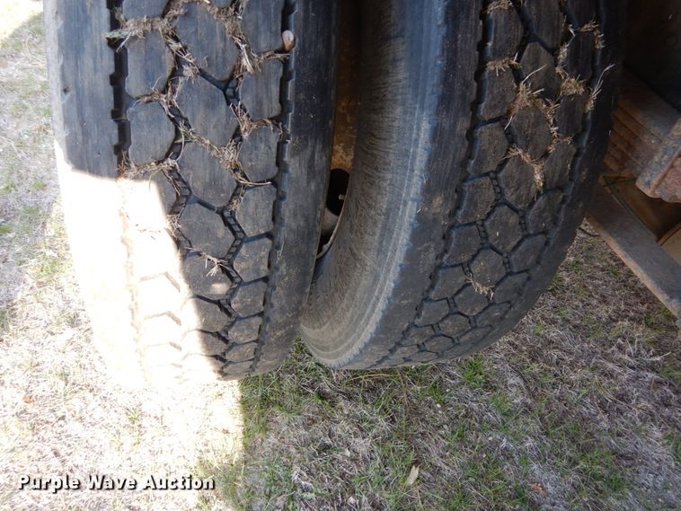 image for item HE9640 2005 International 4200  chipper truck