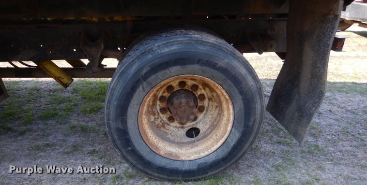 image for item HE9640 2005 International 4200  chipper truck