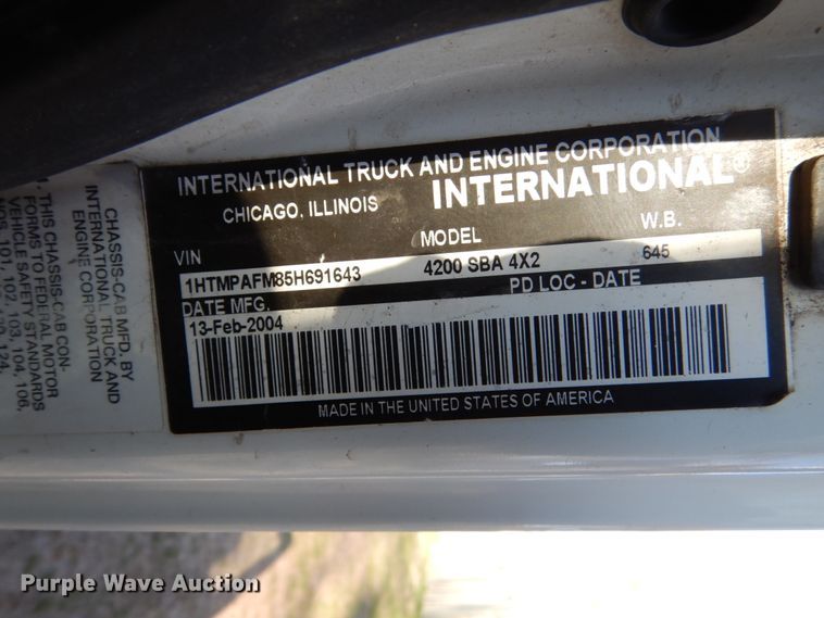 image for item HE9640 2005 International 4200  chipper truck