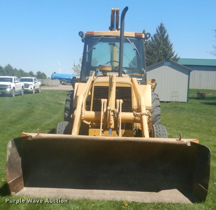 image for item HE9709 1984 John Deere 410B  backhoe
