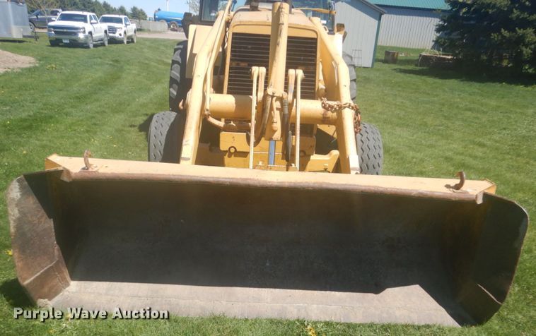 image for item HE9709 1984 John Deere 410B  backhoe