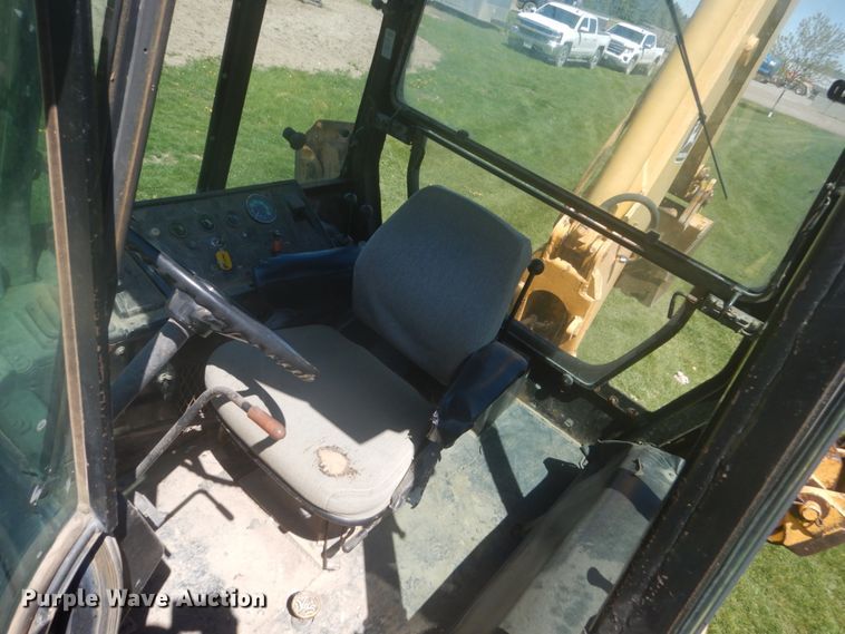 image for item HE9709 1984 John Deere 410B  backhoe