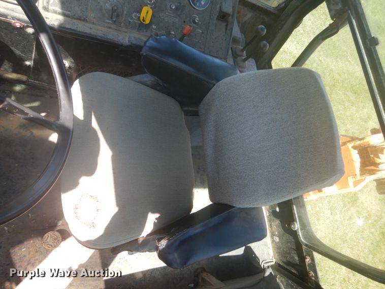 image for item HE9709 1984 John Deere 410B  backhoe