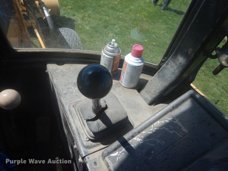 image for item HE9709 1984 John Deere 410B  backhoe