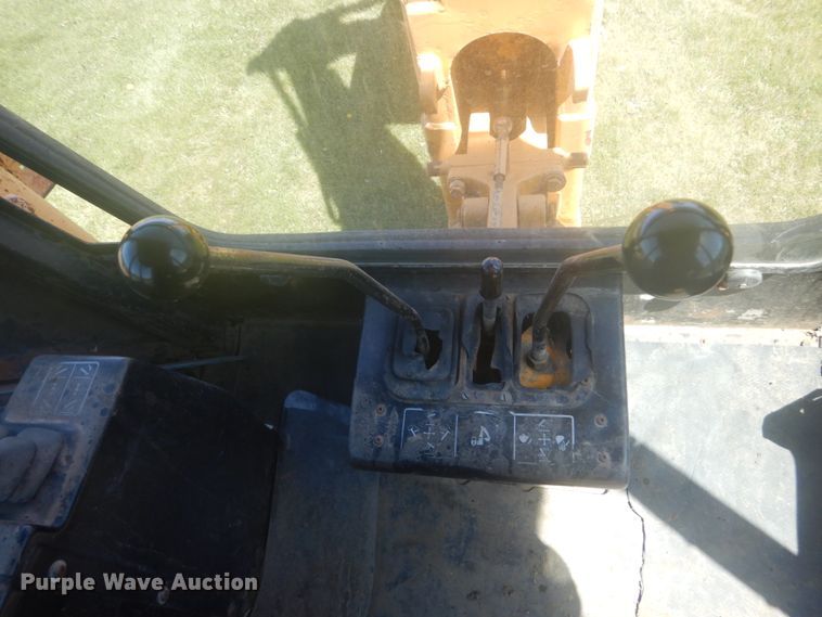 image for item HE9709 1984 John Deere 410B  backhoe