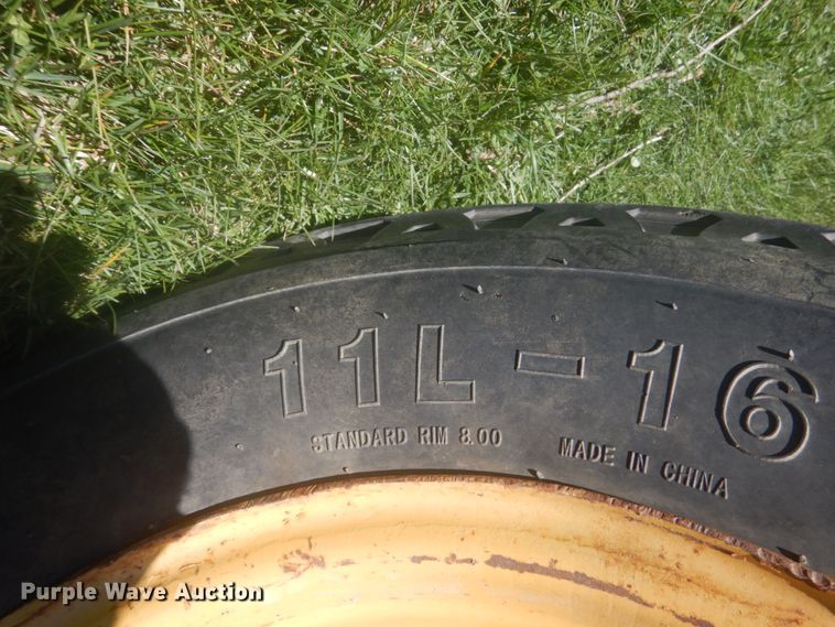 image for item HE9709 1984 John Deere 410B  backhoe