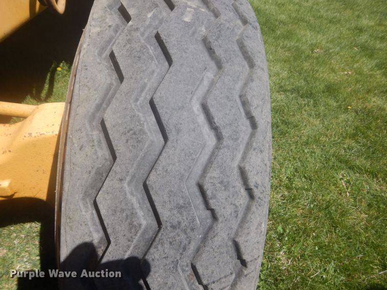 image for item HE9709 1984 John Deere 410B  backhoe