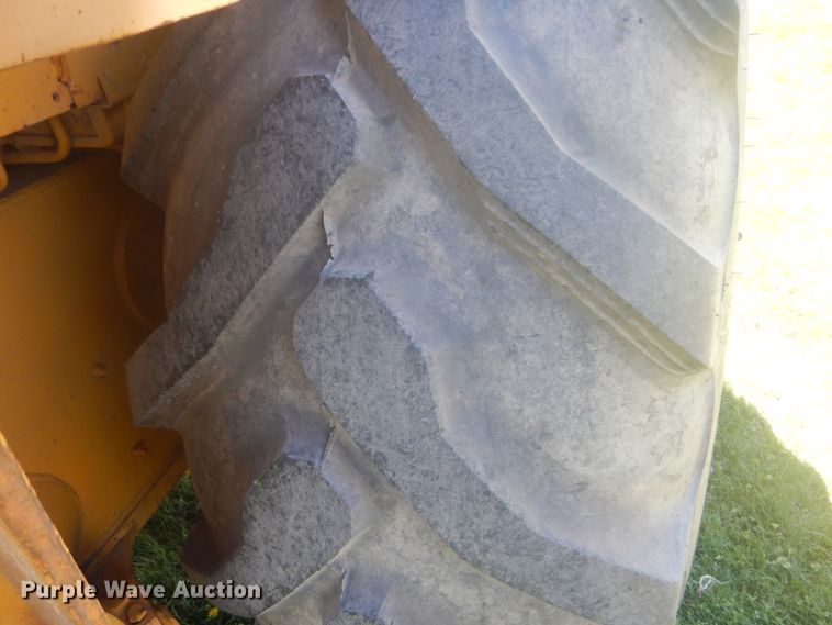 image for item HE9709 1984 John Deere 410B  backhoe