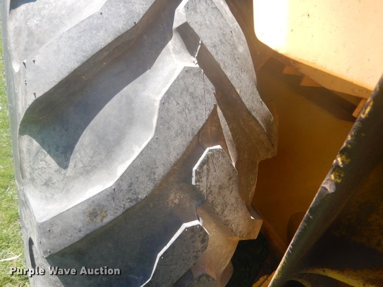 image for item HE9709 1984 John Deere 410B  backhoe