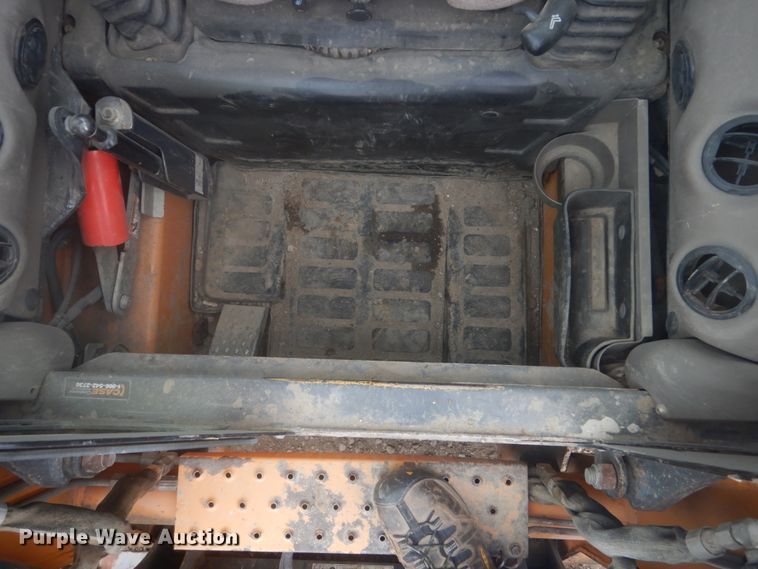 image for item HE9724 2013 Case SV300  skid steer loader