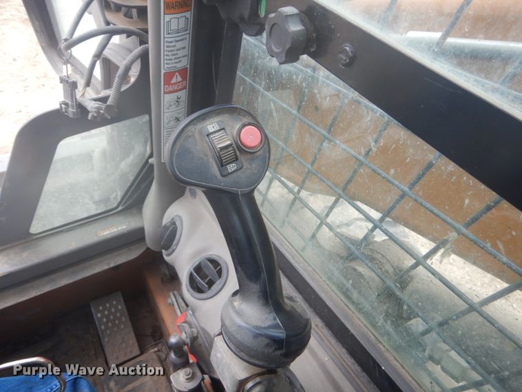 image for item HE9724 2013 Case SV300  skid steer loader