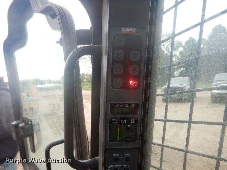 image for item HE9724 2013 Case SV300  skid steer loader