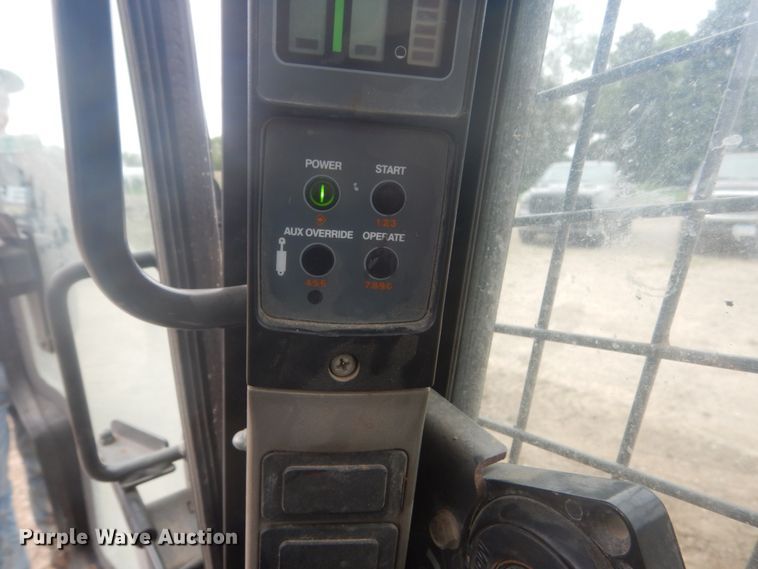 image for item HE9724 2013 Case SV300  skid steer loader