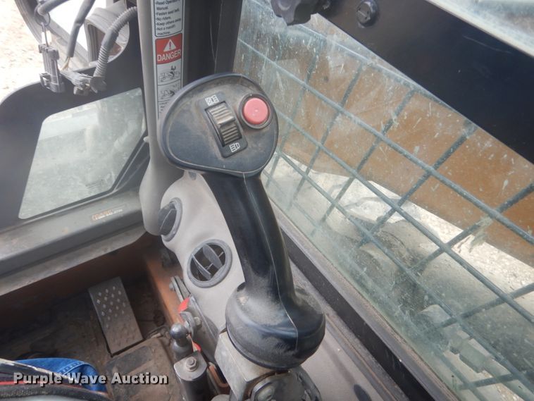 image for item HE9724 2013 Case SV300  skid steer loader