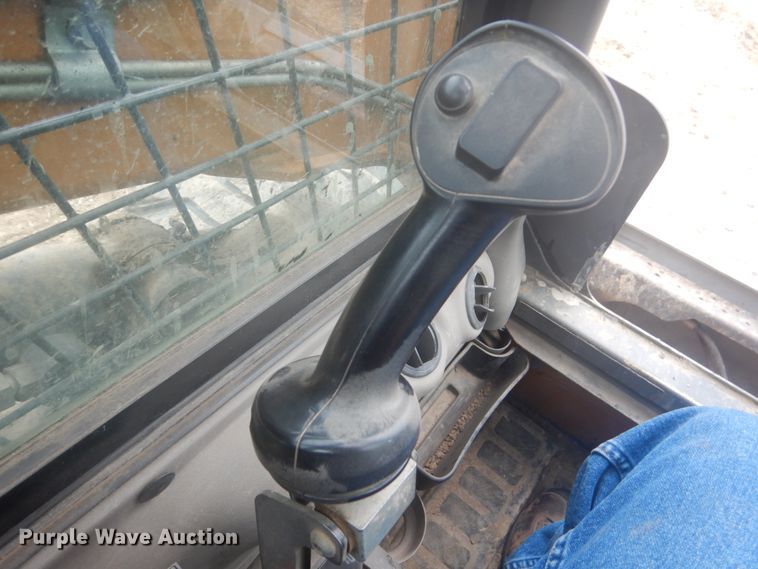 image for item HE9724 2013 Case SV300  skid steer loader