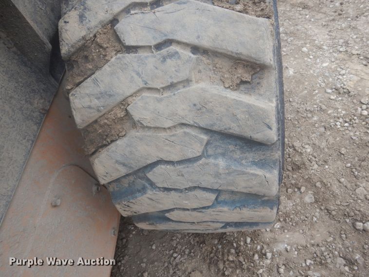 image for item HE9724 2013 Case SV300  skid steer loader