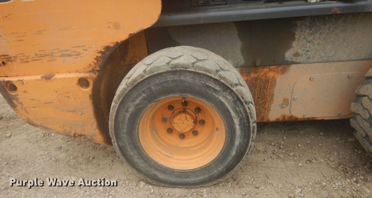 image for item HE9724 2013 Case SV300  skid steer loader