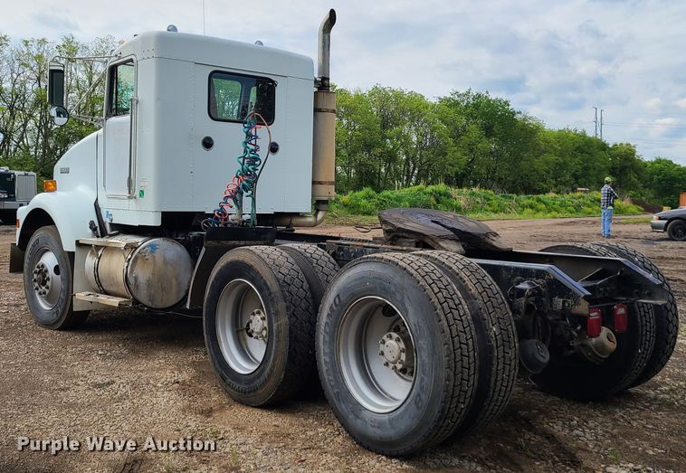 image for item HM9922 1994 Kenworth T800  truck tractor