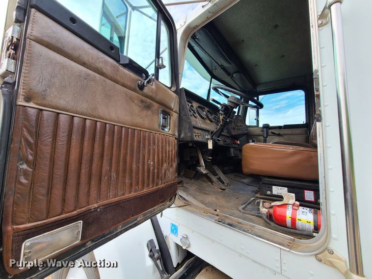 image for item HM9922 1994 Kenworth T800  truck tractor