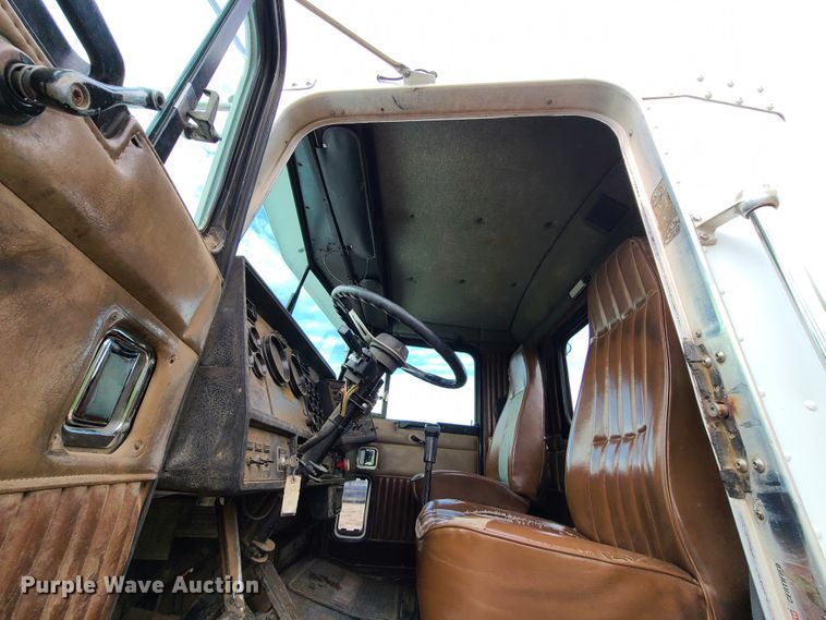 image for item HM9922 1994 Kenworth T800  truck tractor