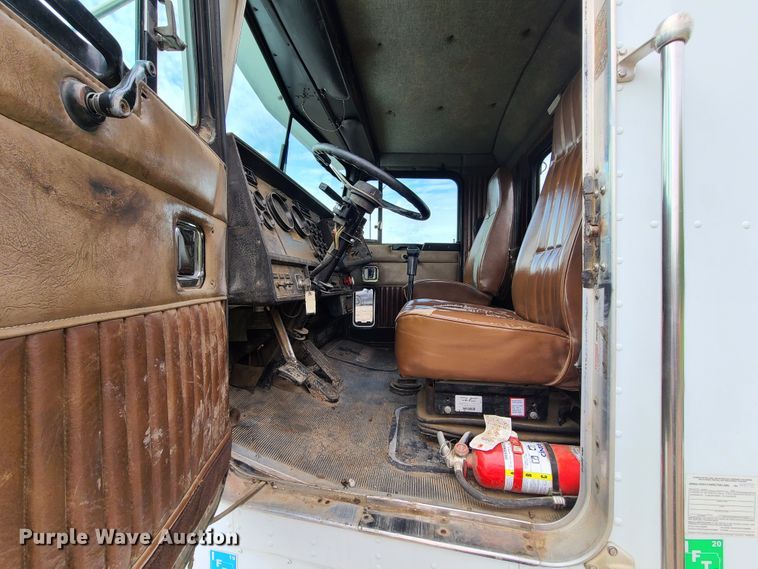 image for item HM9922 1994 Kenworth T800  truck tractor