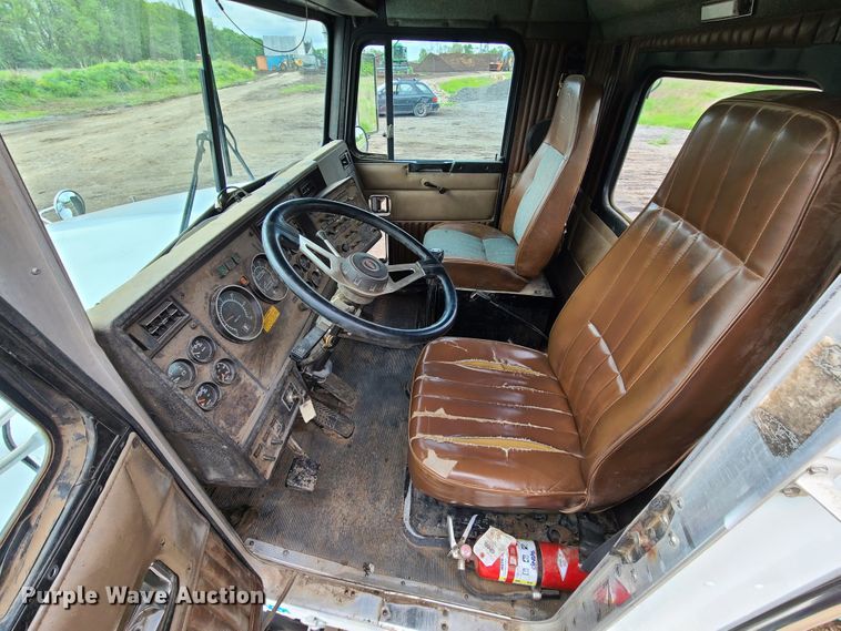 image for item HM9922 1994 Kenworth T800  truck tractor