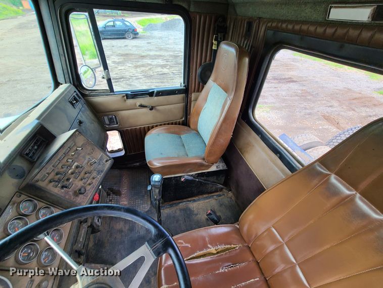 image for item HM9922 1994 Kenworth T800  truck tractor