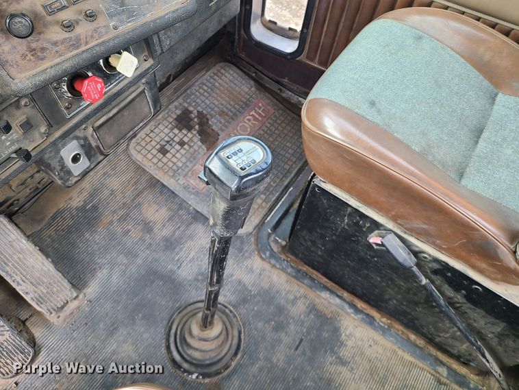 image for item HM9922 1994 Kenworth T800  truck tractor