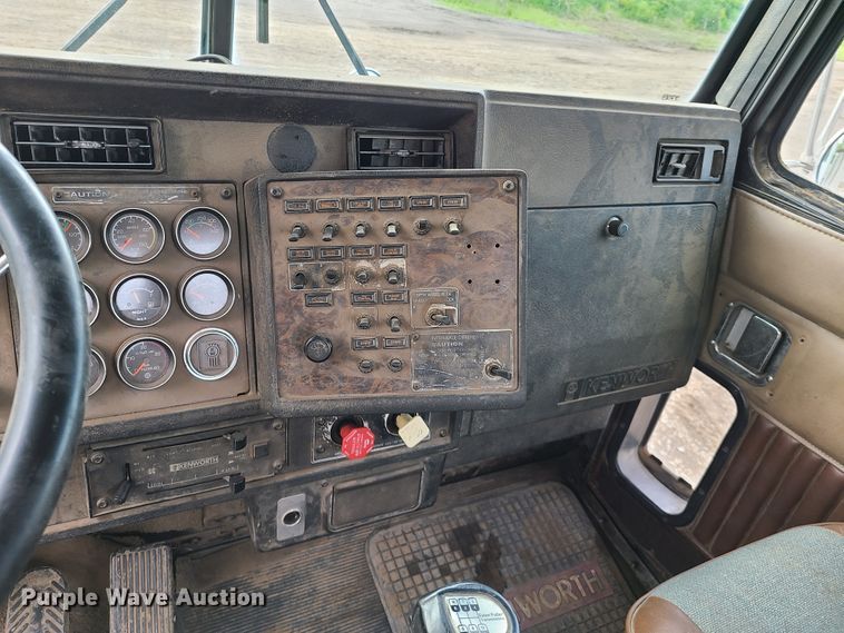 image for item HM9922 1994 Kenworth T800  truck tractor