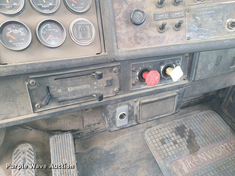 image for item HM9922 1994 Kenworth T800  truck tractor