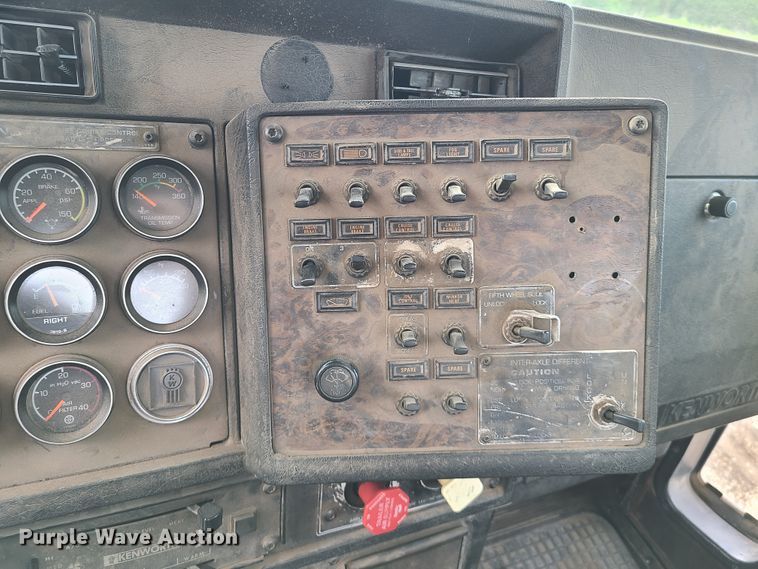 image for item HM9922 1994 Kenworth T800  truck tractor