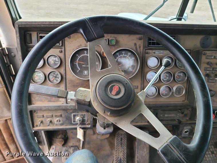 image for item HM9922 1994 Kenworth T800  truck tractor