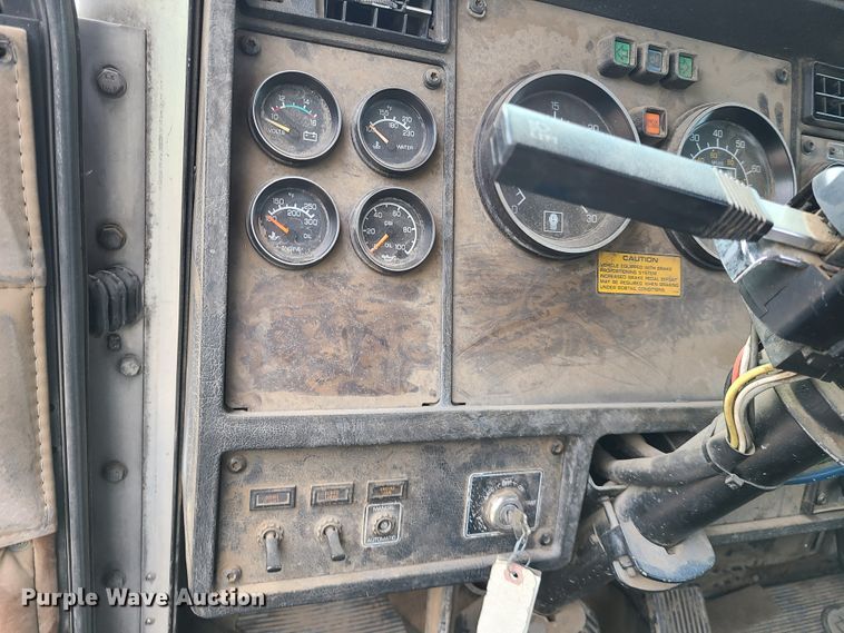 image for item HM9922 1994 Kenworth T800  truck tractor