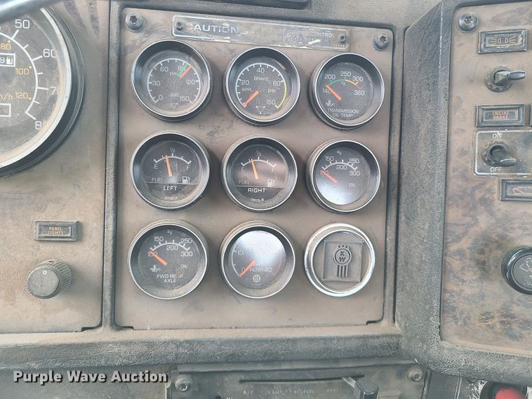 image for item HM9922 1994 Kenworth T800  truck tractor