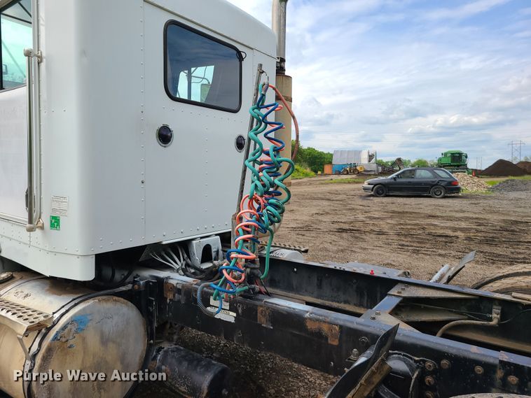 image for item HM9922 1994 Kenworth T800  truck tractor