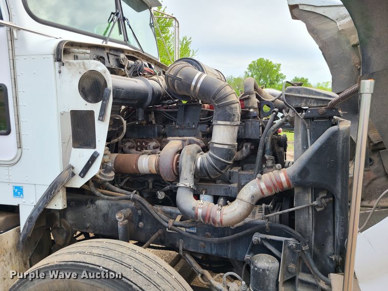 image for item HM9922 1994 Kenworth T800  truck tractor