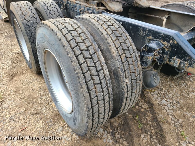 image for item HM9922 1994 Kenworth T800  truck tractor